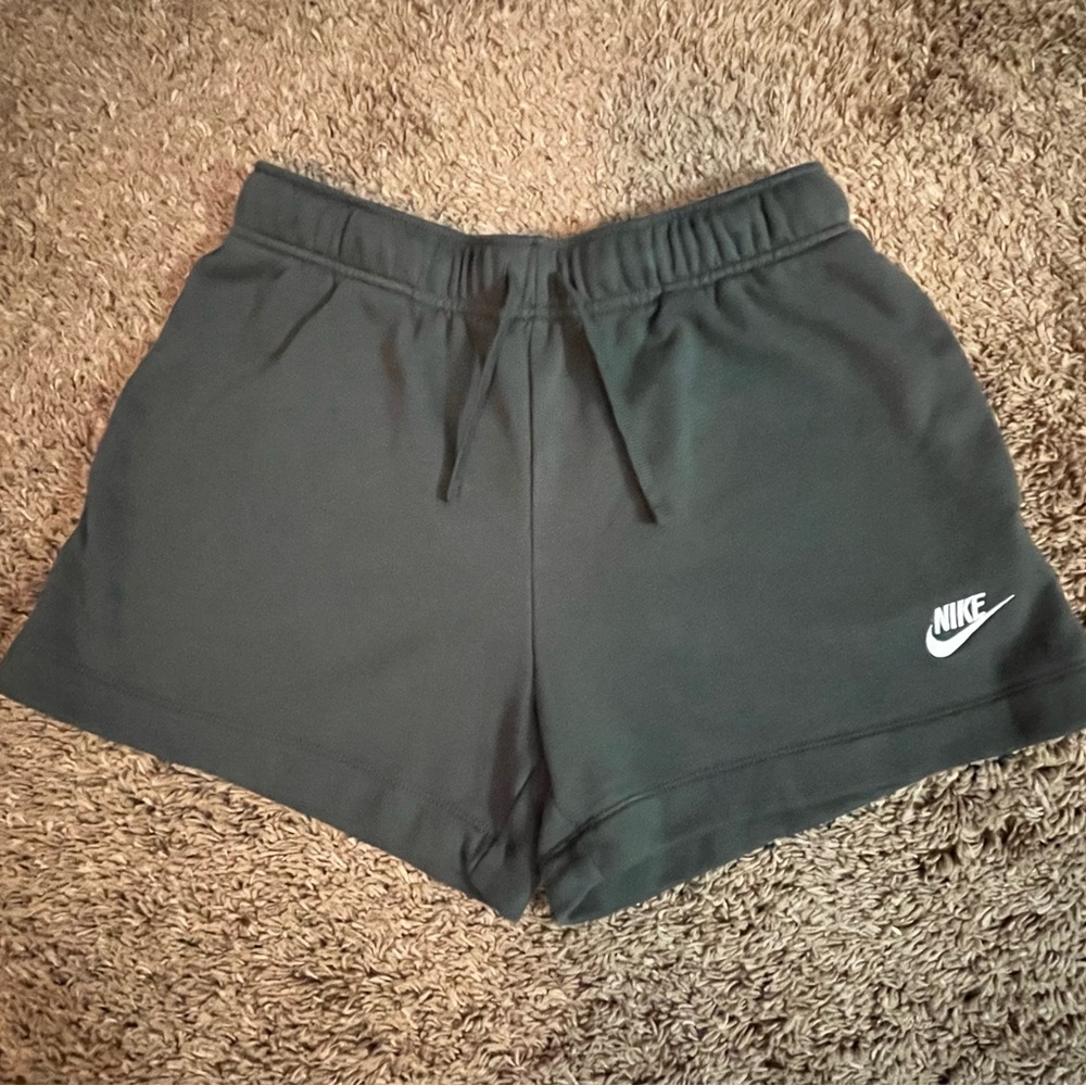 Nike Club Fleece Women's Mid-Rise Shorts Vintage Green/White Embroidered Logo M